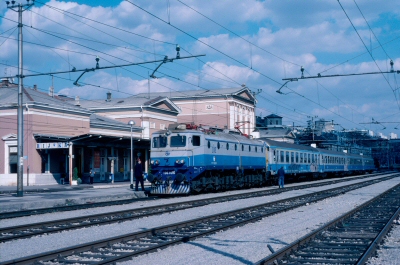 {short description of image}